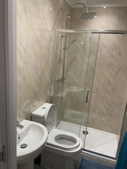 Beautiful Share 7 Rooms Of Double Bedroom House All With Private Bathroom And Toilets Bexleyheath Holiday home